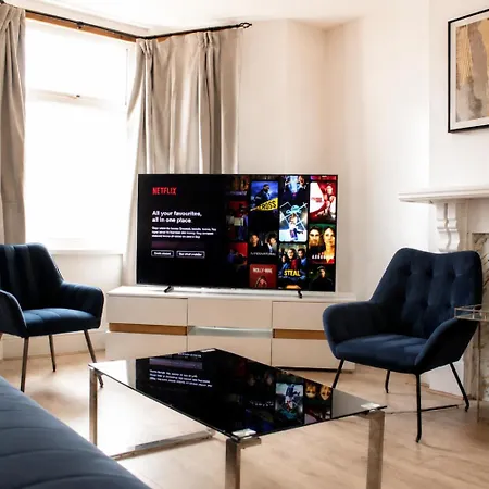 Holiday home Bradford Accommodation For Groups Of 11 Near Little Horton, City Centre And And M606 With A Fully-Equipped Kitchen, Wifi, And Free Street Parking