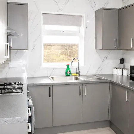 Bradford Accommodation For Groups Of 11 Near Little Horton, City Centre And And M606 With A Fully-Equipped Kitchen, Wifi, And Free Street Parking * Bradford (West Yorkshire)