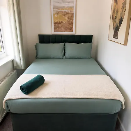 Bradford Accommodation For Groups Of 11 Near Little Horton, City Centre And And M606 With A Fully-Equipped Kitchen, Wifi, And Free Street Parking Bradford (West Yorkshire)