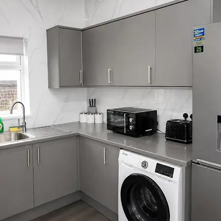 Holiday home Bradford Accommodation For Groups Of 11 Near Little Horton, City Centre And And M606 With A Fully-Equipped Kitchen, Wifi, And Free Street Parking Bradford (West Yorkshire)