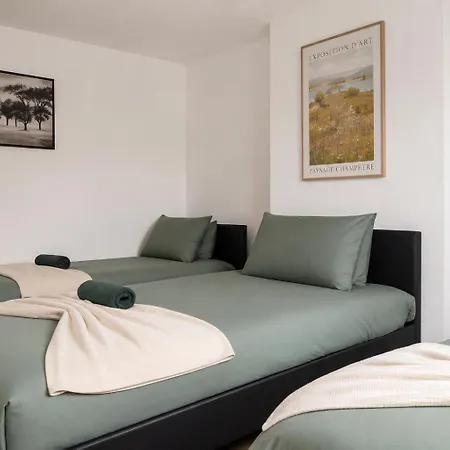 Bradford Accommodation For Groups Of 11 Near Little Horton, City Centre And And M606 With A Fully-Equipped Kitchen, Wifi, And Free Street Parking Holiday home *