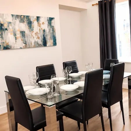Bradford Accommodation For Groups Of 11 Near Little Horton, City Centre And And M606 With A Fully-Equipped Kitchen, Wifi, And Free Street Parking *