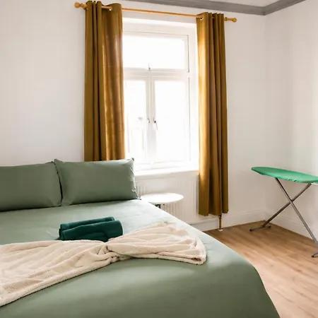Holiday home Bradford Accommodation For Groups Of 11 Near Little Horton, City Centre And And M606 With A Fully-Equipped Kitchen, Wifi, And Free Street Parking