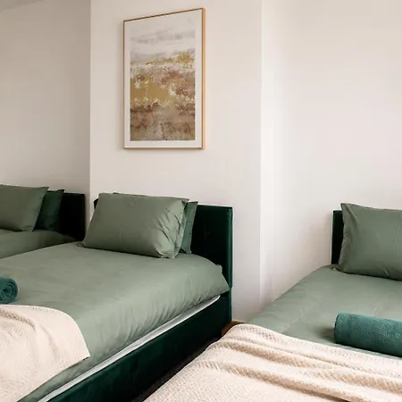 Bradford Accommodation For Groups Of 11 Near Little Horton, City Centre And And M606 With A Fully-Equipped Kitchen, Wifi, And Free Street Parking Holiday home Bradford (West Yorkshire)