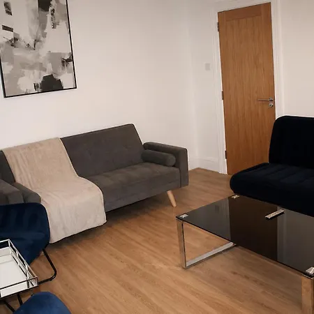 Bradford Accommodation For Groups Of 11 Near Little Horton, City Centre And And M606 With A Fully-Equipped Kitchen, Wifi, And Free Street Parking *