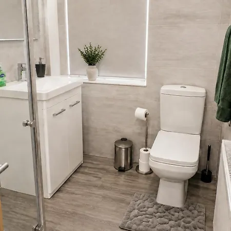 Bradford Accommodation For Groups Of 11 Near Little Horton, City Centre And And M606 With A Fully-Equipped Kitchen, Wifi, And Free Street Parking *