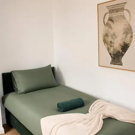 Bradford Accommodation For Groups Of 11 Near Little Horton, City Centre And And M606 With A Fully-Equipped Kitchen, Wifi, And Free Street Parking Holiday home *