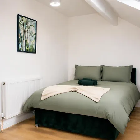 Bradford Accommodation For Groups Of 11 Near Little Horton, City Centre And And M606 With A Fully-Equipped Kitchen, Wifi, And Free Street Parking