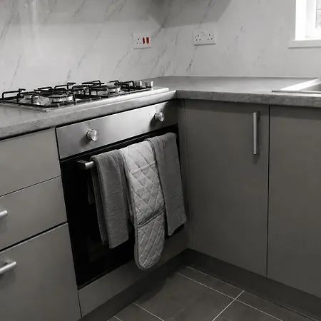 Bradford Accommodation For Groups Of 11 Near Little Horton, City Centre And And M606 With A Fully-Equipped Kitchen, Wifi, And Free Street Parking Bradford (West Yorkshire)