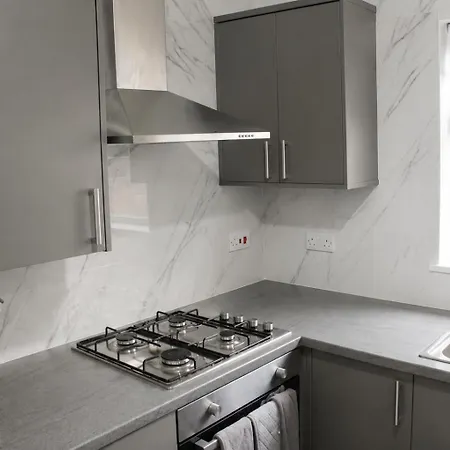 Bradford Accommodation For Groups Of 11 Near Little Horton, City Centre And And M606 With A Fully-Equipped Kitchen, Wifi, And Free Street Parking Holiday home Bradford (West Yorkshire)
