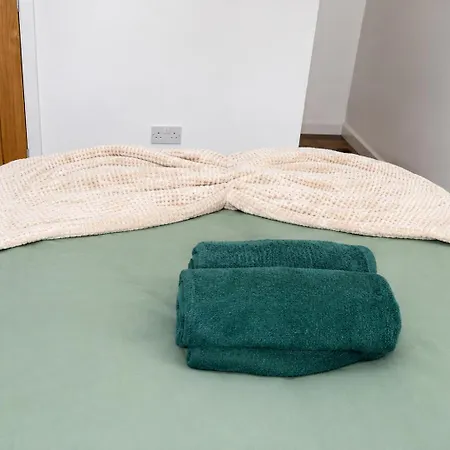 Bradford Accommodation For Groups Of 11 Near Little Horton, City Centre And And M606 With A Fully-Equipped Kitchen, Wifi, And Free Street Parking *