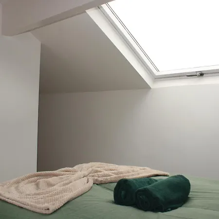 Bradford Accommodation For Groups Of 11 Near Little Horton, City Centre And And M606 With A Fully-Equipped Kitchen, Wifi, And Free Street Parking *